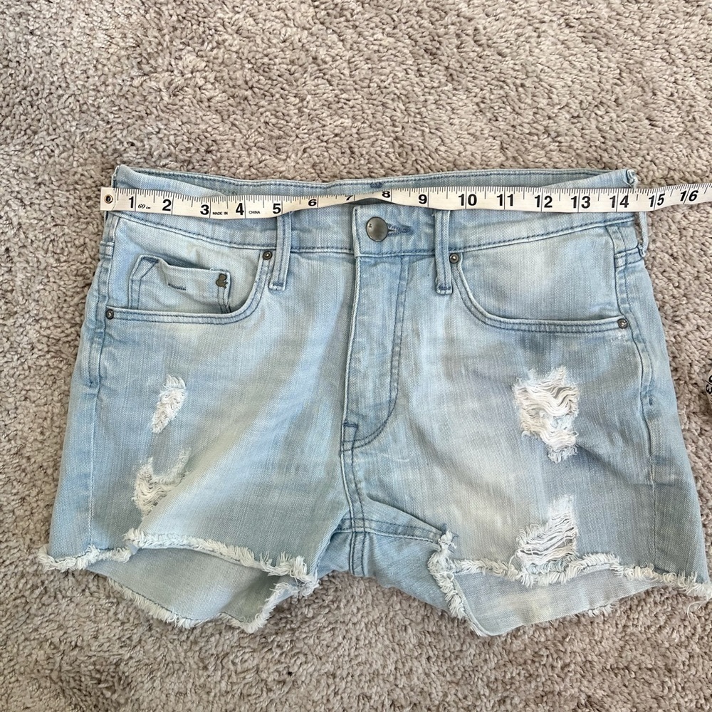 39-H & M light wash distressed denim shorts 6 - Picture 6 of 8